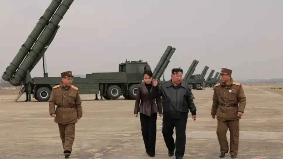 Na imagem, Kim Jong-un e a filha (ao centro) acompanham o teste