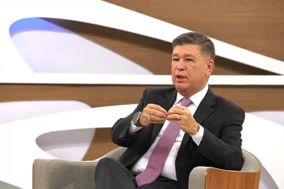 O senador Carlos Viana (Podemos-MG) em entrevista ao programa Roda Viva, da TV Cultura