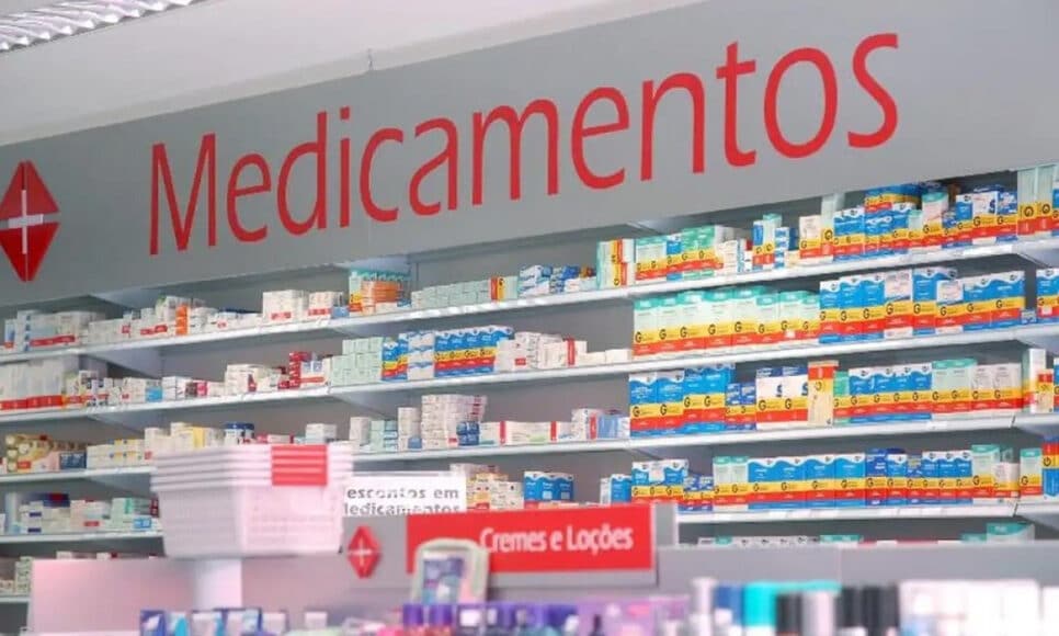 Prateleira com remédios e a placa de Medicamentos acima