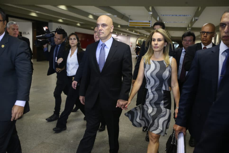 Ministro do STF Alexandre de Moraes, ao lado da esposa Viviane Barci, quando chegou para sabatina no Senado que assegurou seu cargo