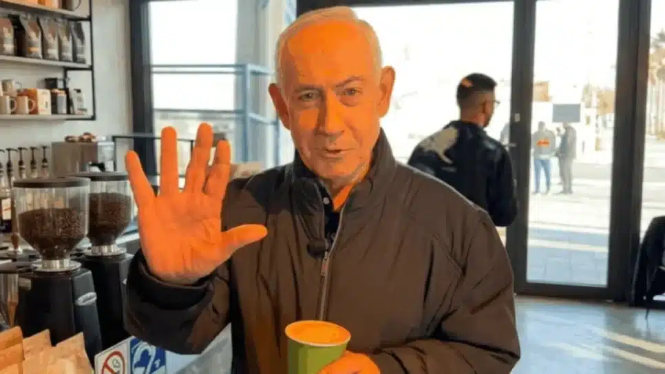 Benjamin Netanyahu visita café em Telaviv