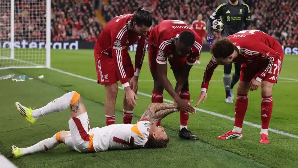 Noa Lang teve grave lesão no polegar em Liverpool x Galatasaray