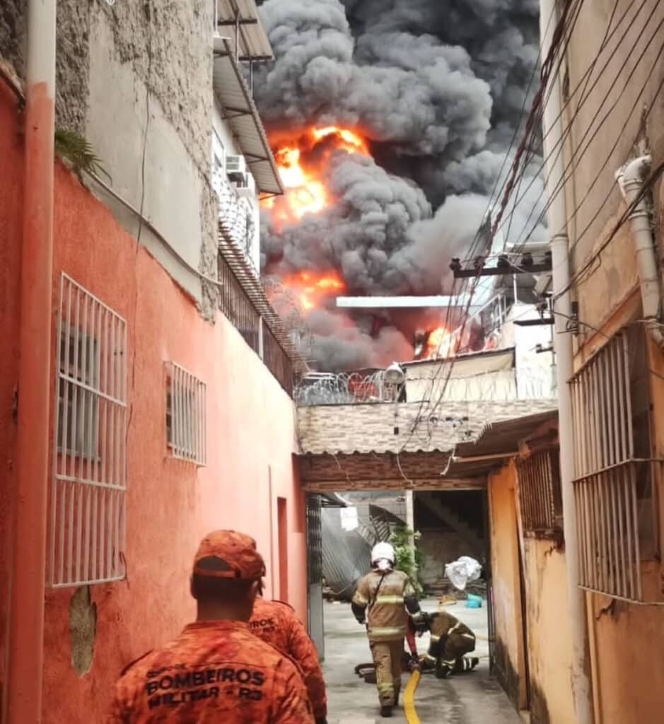 Incêndio em galpão no bairro de Ramos, no Rio