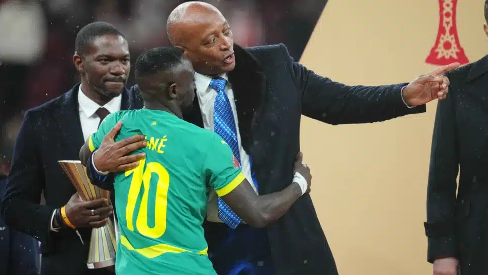 Patrice Motsepe cumprimenta Sadio Mané após título de Senegal na Copa Africana de Nações
