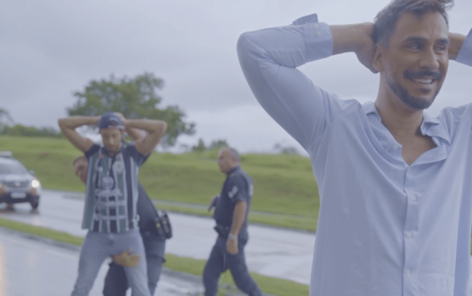 Ator Julio Rocha compartilha no Instagram abordagem da Polícia por achar que cena de assalto era real