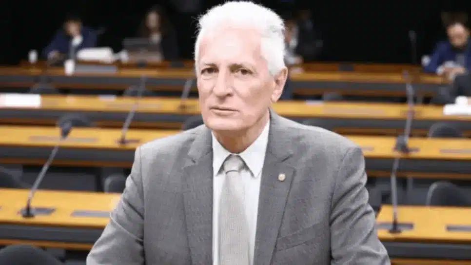 “A foto é o retrato da roubalheira do Banco Master. E a Papudinha vai ficar pequena para tanto cidadão de bem”, escreveu o deputado