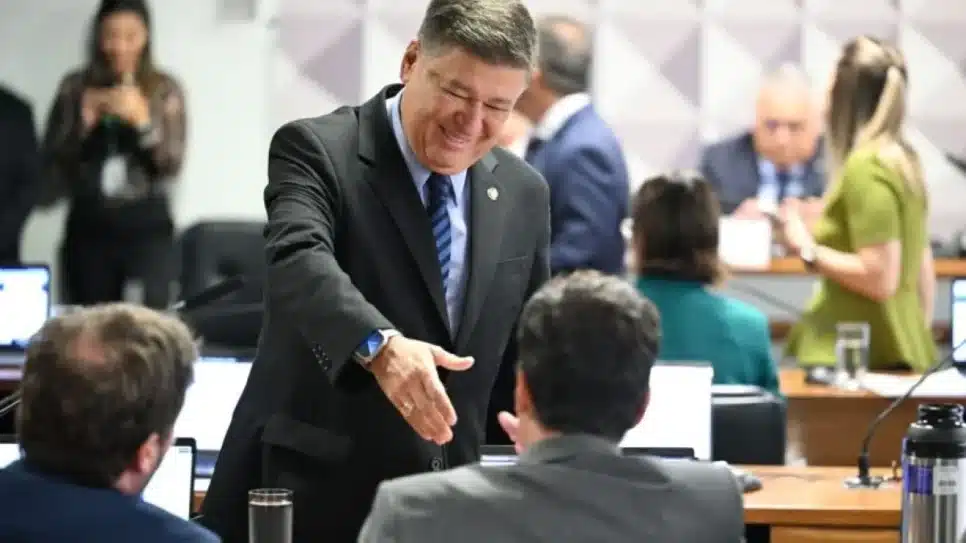 Presidente da CPMI do INSS, senador Carlos Viana (Podemos-MG), chega para início da reunião