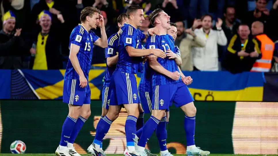 Viktor Gyokeres, da Suécia, comemora após marcar o segundo gol de sua equipe durante a partida de repescagem europeia contra a Ucrânia.