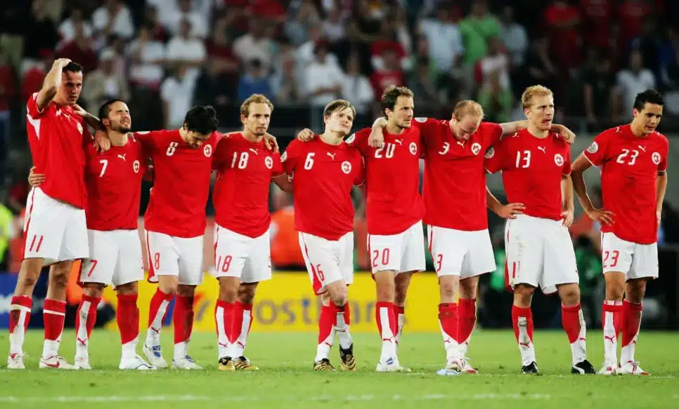 Jogadores da Suíça lamentam eliminação na Copa de 2006 após derrota nos pênaltis para Ucrânia