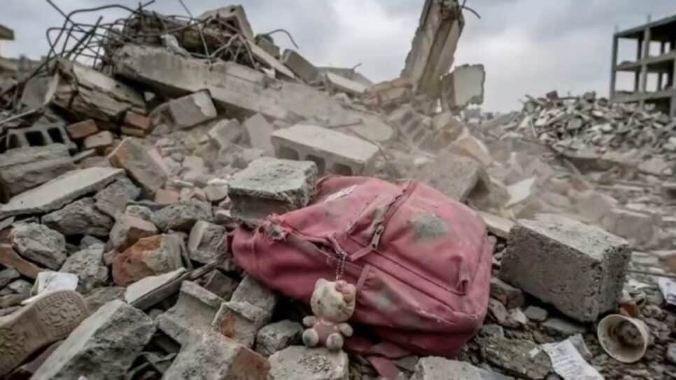 Na imagem gerada por IA, uma mochila sobre os escombros ilustra os efeitos do ataque