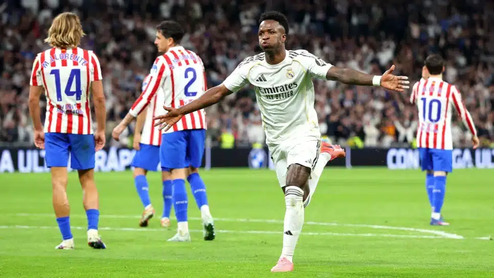 Vinicius Júnior, do Real Madrid, comemora um dos gols marcados contra o Atlético no Santiago Bernabéu, em clássico por LaLiga