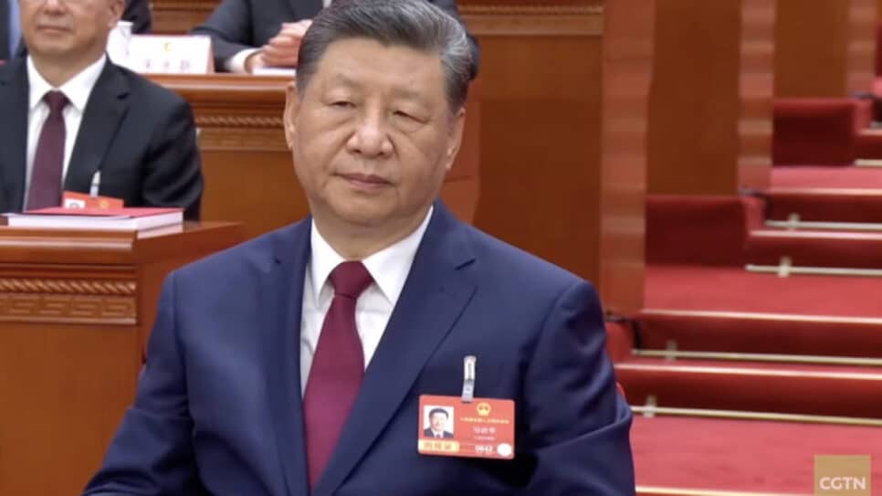 Na imagem, o presidente da China, Xi Jinping, durante sessão do congresso chinês que aprovou o Plano Quinquenal Nacional