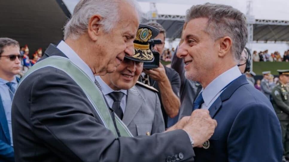 O apresentador Luciano Huck recebe a Medalha Exército Brasileiro do Ministro da Defesa, José Múcio Monteiro, na 5ª feira (16.abr.2026), em Brasília