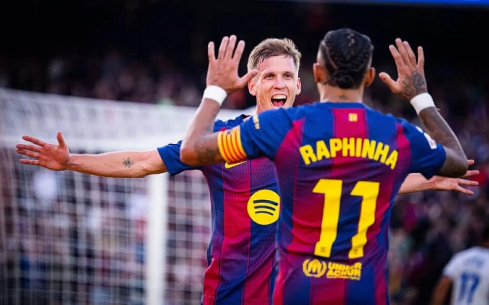 Raphinha cumprimenta Dani Olmo após dar passe para o gol do espanhol no duelo com o Alavés