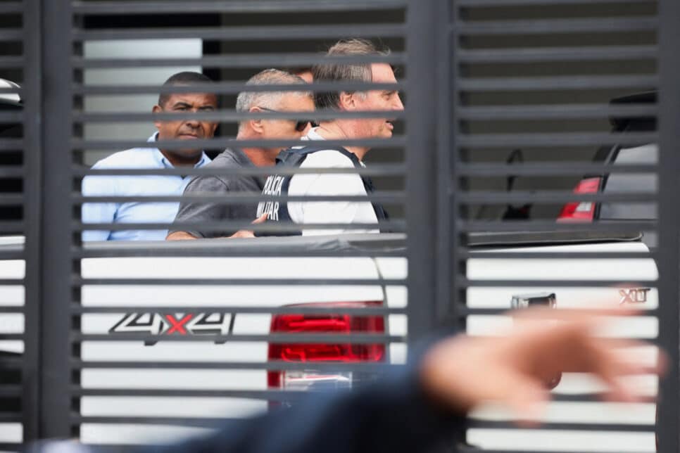 Bolsonaro chega em casa após alta médica