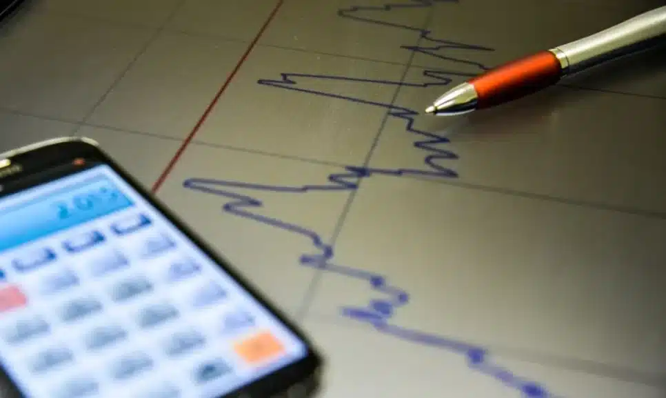 Imagem ilustrativa com calculadora e gráfico
