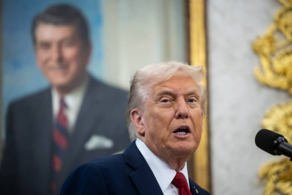 Presidente dos EUA, Donald Trump, anuncia um acordo de preços de medicamentos com a Pfizer no Salão Oval da Casa Branca, em Washington