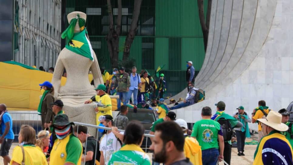 Extremistas invadiram a Praça dos Três Poderes, os prédios do Congresso, do Planalto e do Supremo Tribunal Federal ficaram depredados