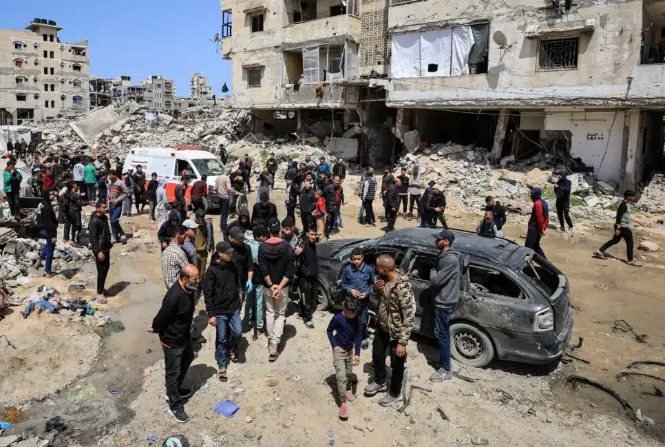 Palestinos inspecionam danos após uma pessoa ser atingida por ataque israelense enquanto andava de bicicleta na Cidade de Gaza