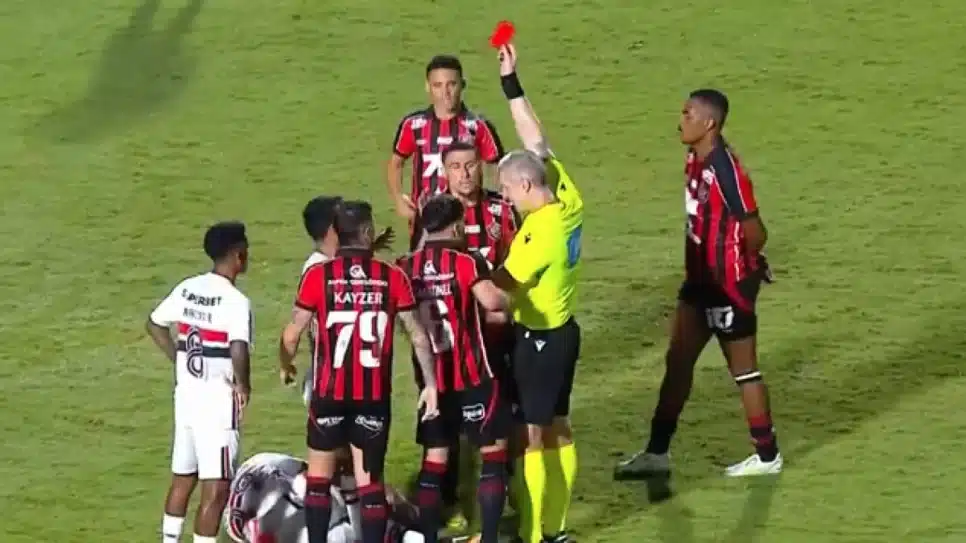 Lucas Ramón, do São Paulo, é expulso após acertar chute na cabeça de Matheuzinho, do Vitória