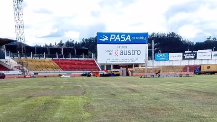 Estádio Alejandro Serrano Aguilar, em Cuenca, no Equador.