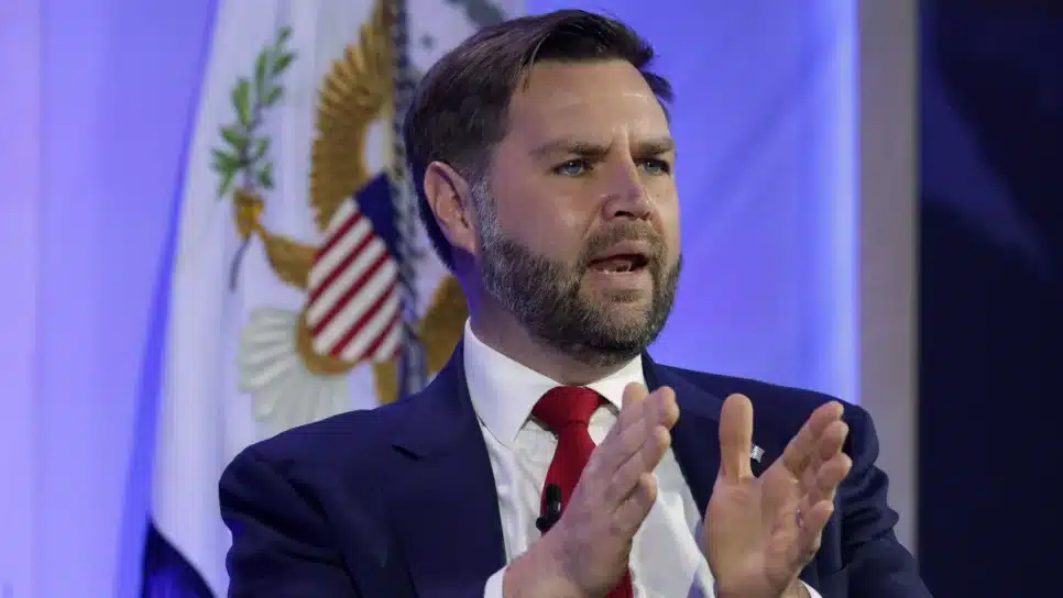 Vice-presidente dos EUA, JD Vance, discursa durante um debate na Cúpula Oficial MAHA no Hotel Waldorf Astoria em 12 de novembro de 2025 em Washington, DC
