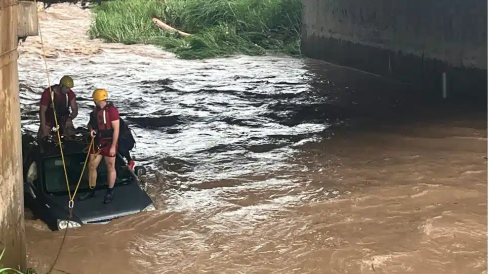 O órgão informou que a vítima perdeu o controle do automóvel em razão da enxurrada e, após cair na calha, o carro foi arrastado pela correnteza