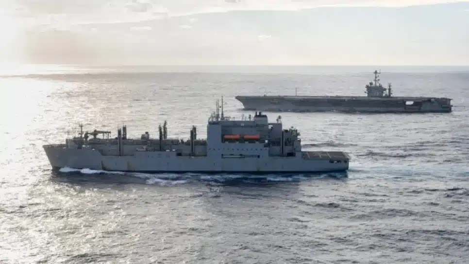 O porta-aviões da classe Nimitz, USS Harry S. Truman (CVN 75), navega ao lado do navio de suprimentos da classe Lewis e Clark, USNS Robert E. Peary (T-AKE 5), durante um descarregamento de munição