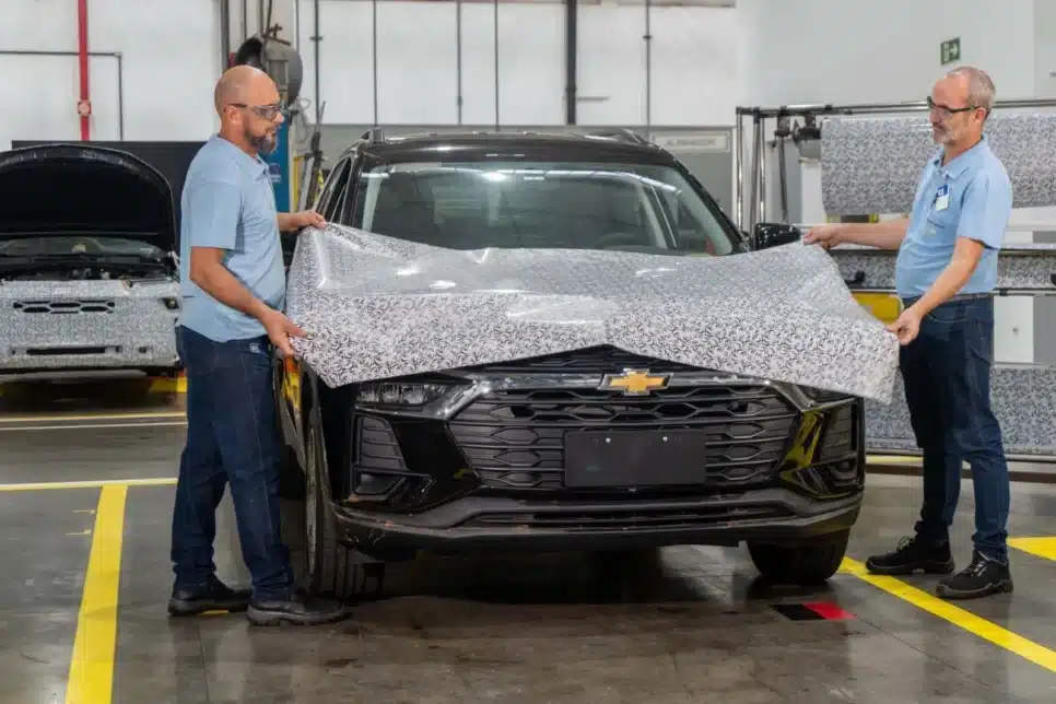 Novo Chevrolet Sonic ainda segue camuflado