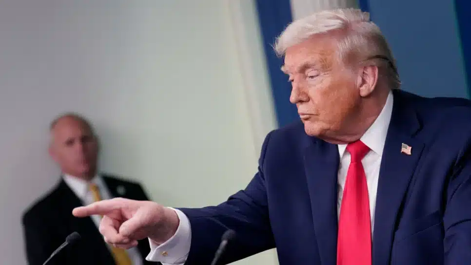 Trump participa de um briefing à mídia para marcar o primeiro ano de seu segundo mandato