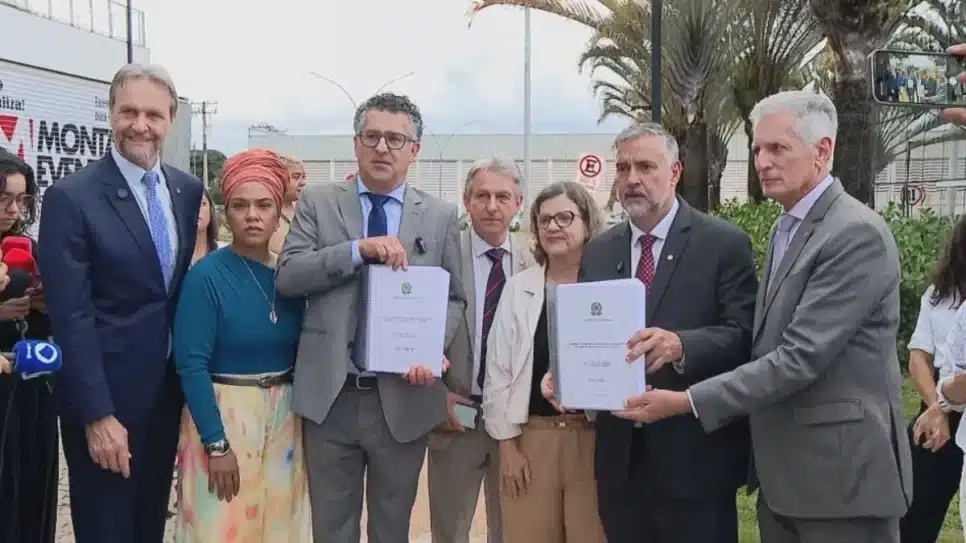 Parlamentares entregam relatório "da Maioria" da CPMI do Inss à PF