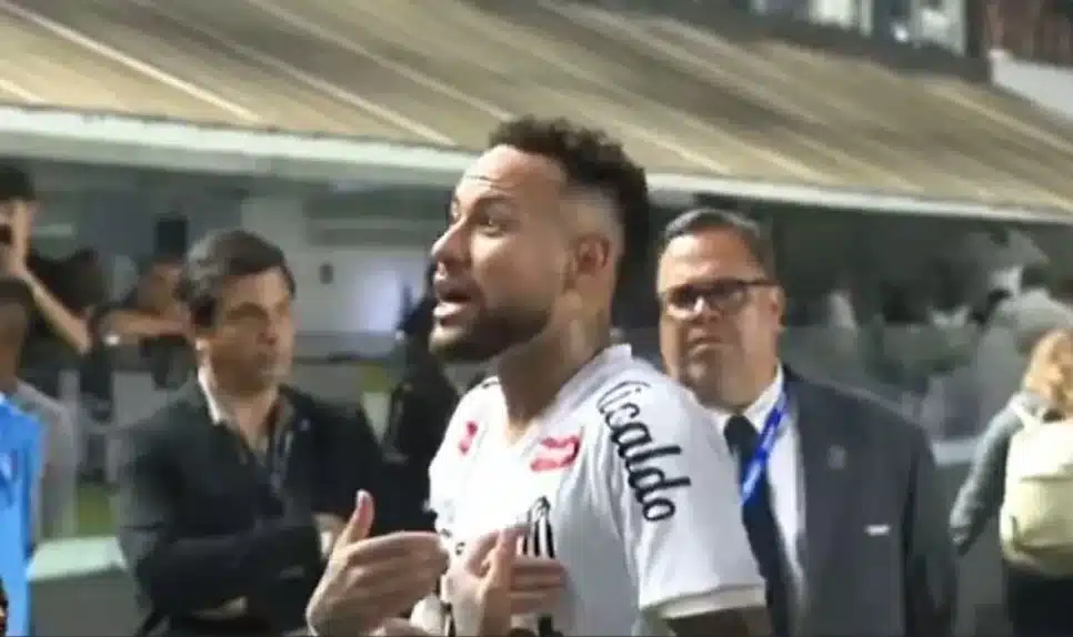 Neymar discute com torcedor na Vila