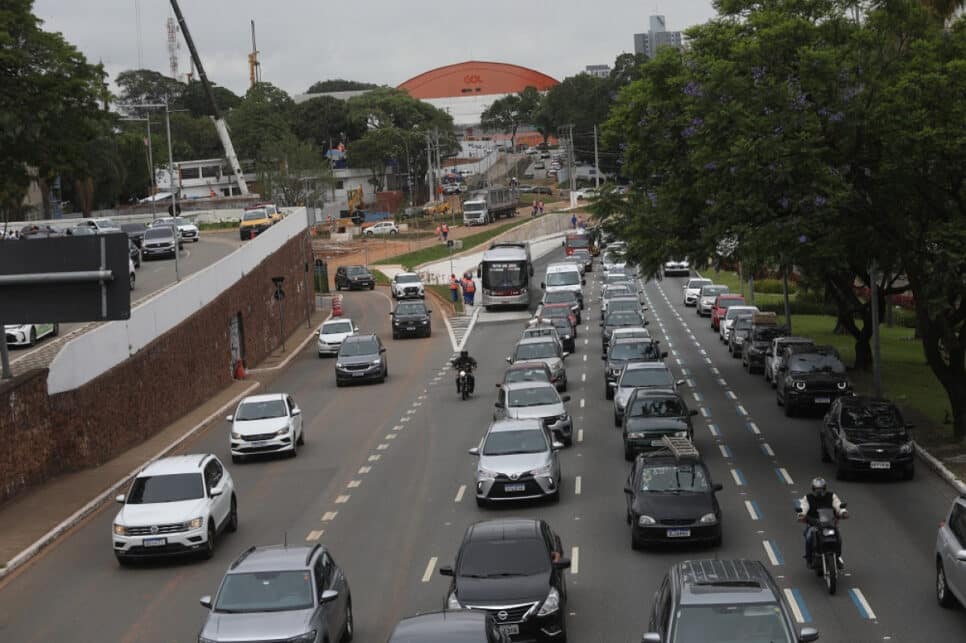 Trânsito intenso na Avenida Washington Luiz, na zona sul da cidade de São Paulo