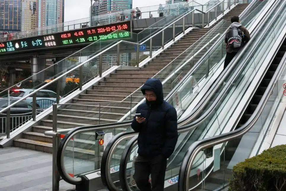 Telão com cotações acionárias em Xangai, em 2 de março de 2026