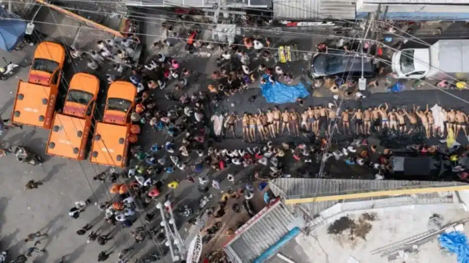 Imagem de drone mostra corpos levados a praça no Complexo da Penha, na Zona Norte do Rio de Janeiro, em 29 de outubro de 2025