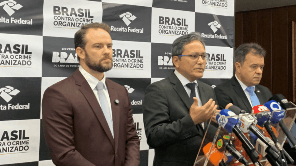 O ministro da Fazenda, Dario Durigan (esq.), e o secretário da Receita Federal, Robinson Barreirinhas (centro), durante entrevista a jornalistas