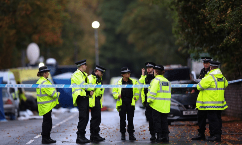 Uma das duas vítimas do ataque terrorista de quinta-feira (2) em uma sinagoga em Manchester, no noroeste do Reino Unido, foi morta por tiros de policiais