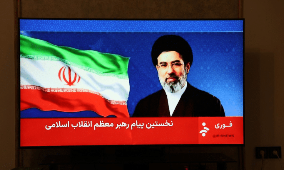 Foto, tirada em Teerã, mostra uma declaração do novo líder supremo do Irã, Mojtaba Khamenei, sendo transmitida pela televisão, nesta quinta-feira (12)