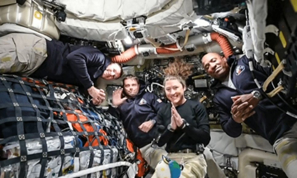 Captura de tela da transmissão da NASA mostra os quatro membros da tripulação da Artemis II, enquanto se dirigem para orbitar a Lua pela primeira vez em mais de meio século