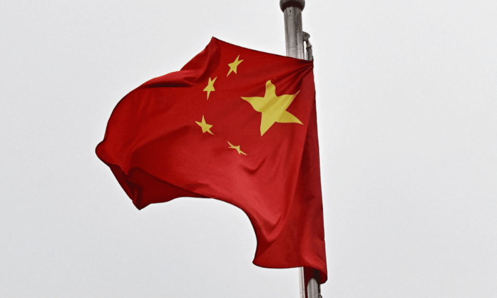 Bandeira da China tremula ao vento em uma rua ao redor do Grande Salão do Povo, em Pequim, no dia 4 de março