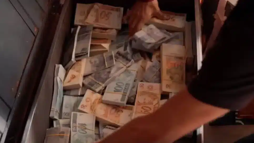 Dinheiro desviado por Ferette ganha novo rumo em "Três Graças"