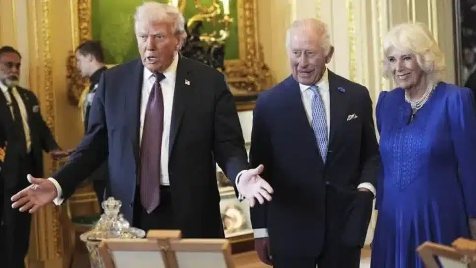 Donald Trump, rei Charles III e rainha Camilla visitam coleção real britânica