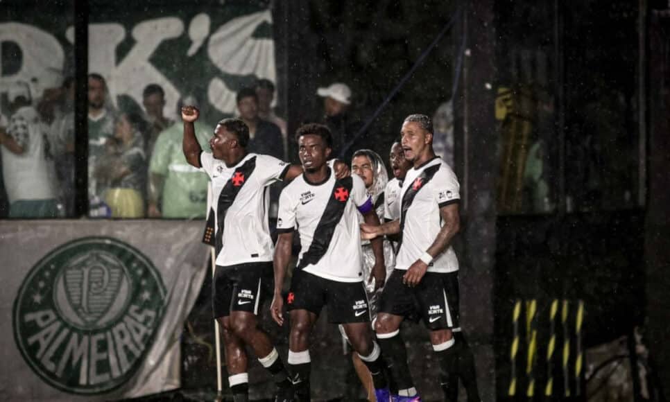 Equipe do Vasco da Gama comemora vitória do jogo