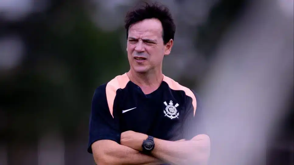 Fernando Diniz em treino do Corinthians