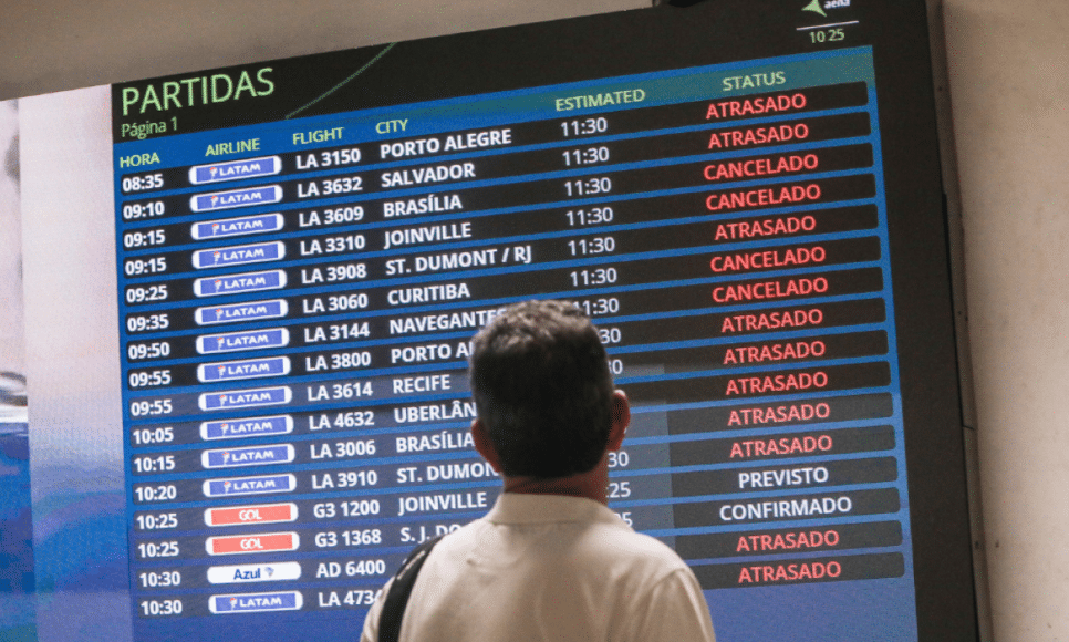 Movimentação de passageiros no saguão no Aeroporto de Congonhas, na manhã desta quinta-feira (9), após uma pane técnica no centro de controle do espaço aéreo de São Paulo suspender a operação nos aeroportos do estado