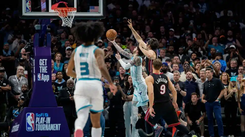 LaMelo Ball fez a cesta que eliminou o Miami Heat do play-in da NBA