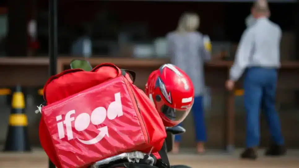 Bag com o logo do iFood sobre banco de uma moto