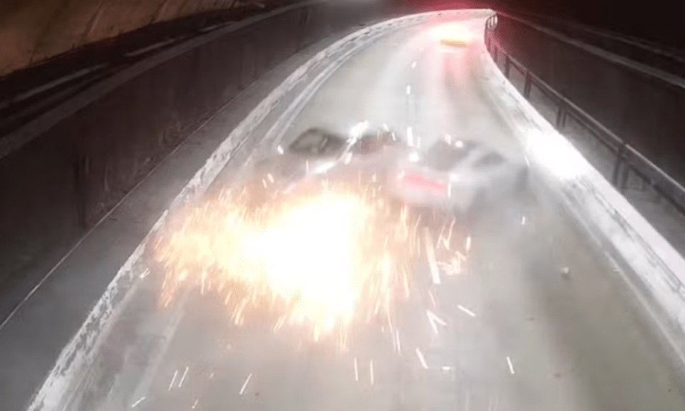 Acidente entre Porsche e Pálio, dentro do túnel Ayrton Senna, na Zona Sul de São Paulo. — Foto: Reprodução/TV Globo