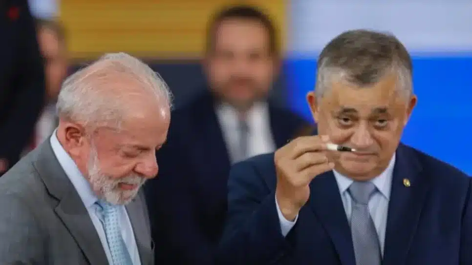 José Guimarães durante cerimônia de posse como ministro da Secretaria de Relações Institucionais no Palácio do Planalto, ao lado de Luiz Inácio Lula da Silva.