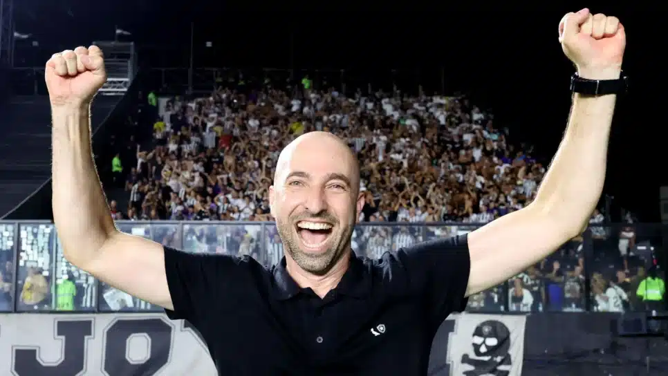 Rodrigo Bellão, técnico interino do Botafogo, comemorando com a torcida a vitória no clássico sobre o Vasco